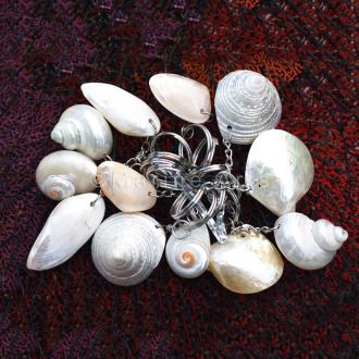 Keychain with pearly shells
